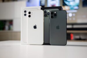 iPhone 11 Pro biały i czarny